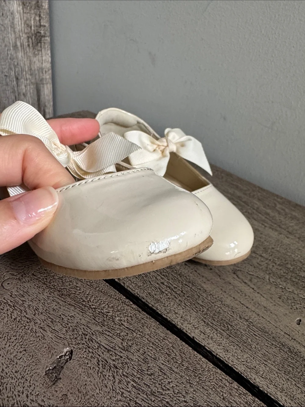 L'Amour Girls Patent Mary Jane Shoes with Bow - Cream